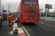 Xe khách “đại náo” cầu Sài Gòn, cửa ngõ thành phố ùn tắc nghiêm trọng