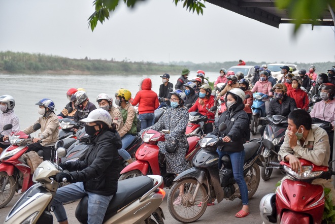 Hải Dương: Dẹp yên bến phà này, lại ùn ùn chen chúc tại bến khác - 2