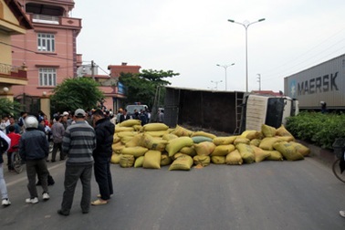 Xe tải lật giữa đường, đè chết một phụ nữ