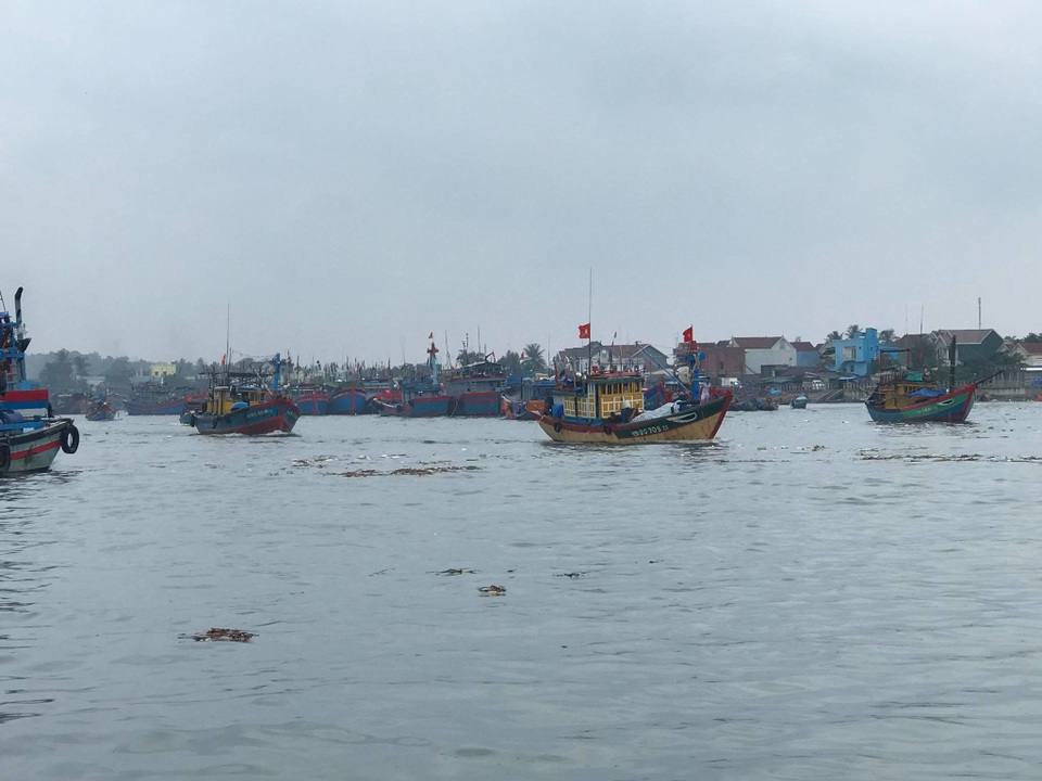 Nhiều tỉnh miền Trung “cấm biển”, cho học sinh nghỉ học tránh bão - 7 Nhiều tỉnh miền Trung “cấm biển”, cho học sinh nghỉ học tránh bão - 7