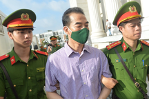 Cựu Thứ trưởng Bộ Ngoại giao bật khóc, xin lỗi nhân dân