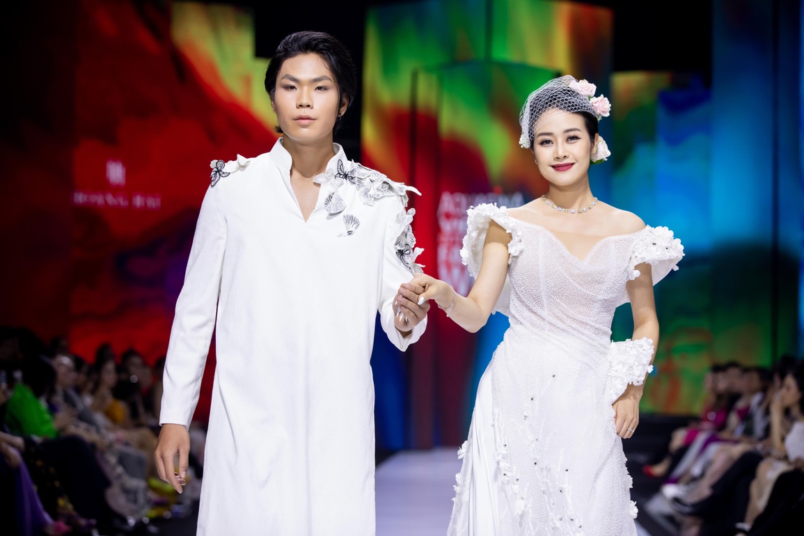 Hoảng hồn khoảnh khắc Hoa hậu Thùy Tiên ngã nhào trên sàn catwalk - 3 Hoảng hồn khoảnh khắc Hoa hậu Thùy Tiên ngã nhào trên sàn catwalk - 3