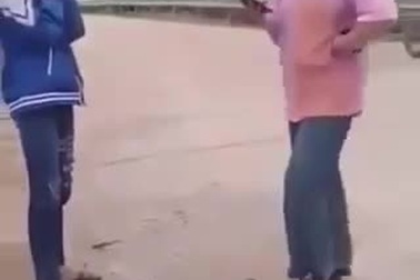 Nhóm nữ sinh dùng mũ bảo hiểm đánh bạn túi bụi.