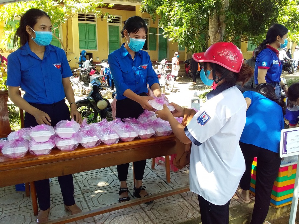 Trường học miền núi chuẩn bị bữa sáng, suất ăn trưa phục vụ thí sinh - 1 Trường học miền núi chuẩn bị bữa sáng, suất ăn trưa phục vụ thí sinh - 1