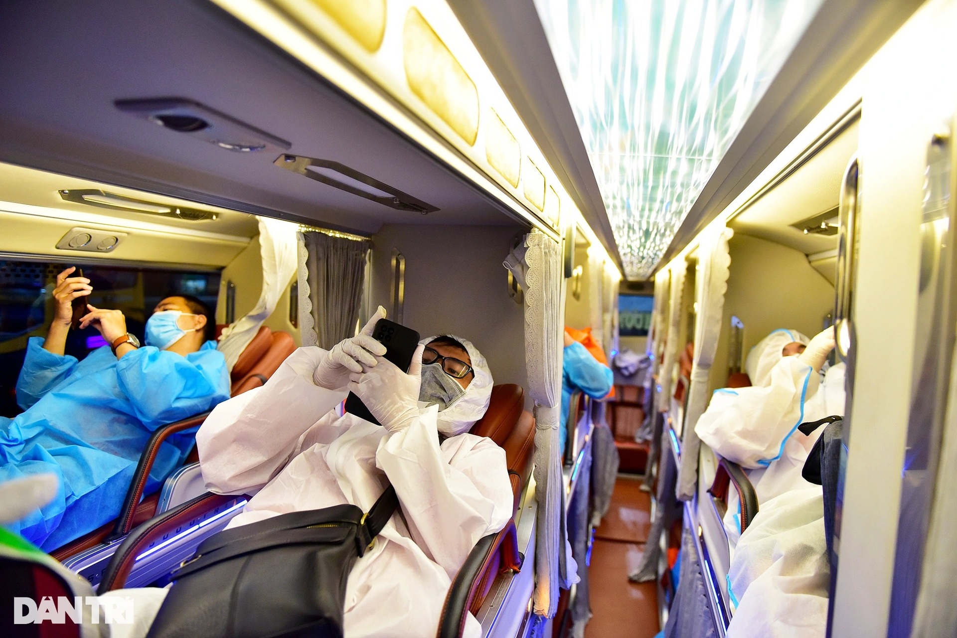 Cô gái bật khóc vì quên giấy tiêm vaccine khi về quê ở bến xe Miền Đông - 13 Cô gái bật khóc vì quên giấy tiêm vaccine khi về quê ở bến xe Miền Đông - 13