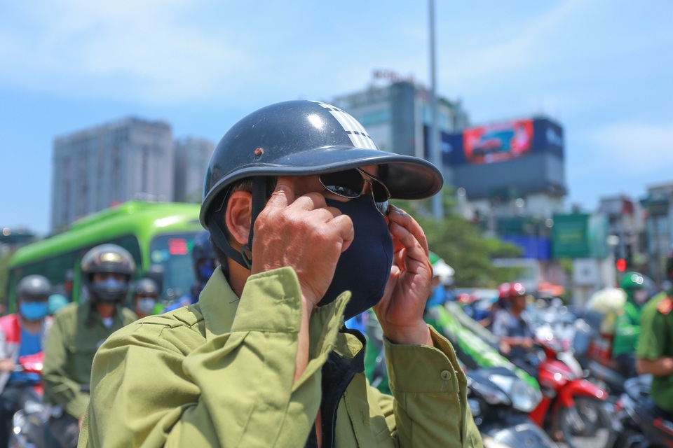 Người dân Hà Nội chật vật dưới nắng nóng như đổ lửa giữa trưa hè - 2 Người dân Hà Nội chật vật dưới nắng nóng như đổ lửa giữa trưa hè - 2