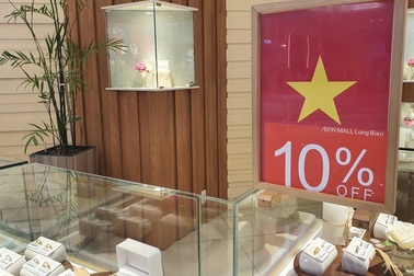 Đến đôi tất, củ khoai cũng "ăn theo" phong trào giảm giá mừng bóng đá Việt Nam