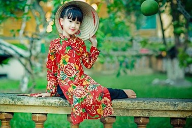 Mẫu nhí Hà thành diện áo dài chăn con công gợi nhớ thời bao cấp