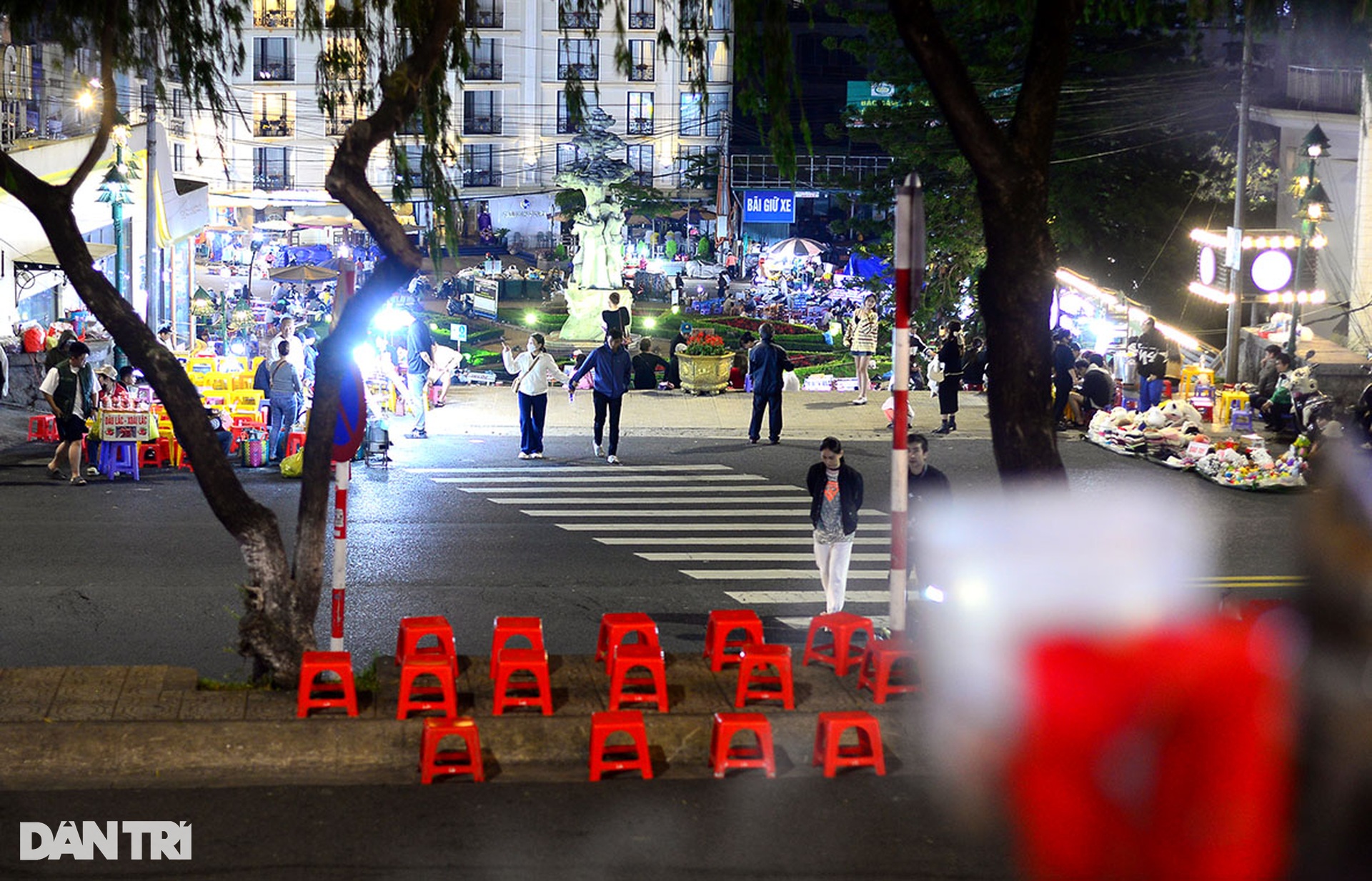 Đà Lạt buồn tẻ sau 22h vì hàng quán đóng cửa hết - 5 Đà Lạt buồn tẻ sau 22h vì hàng quán đóng cửa hết - 5