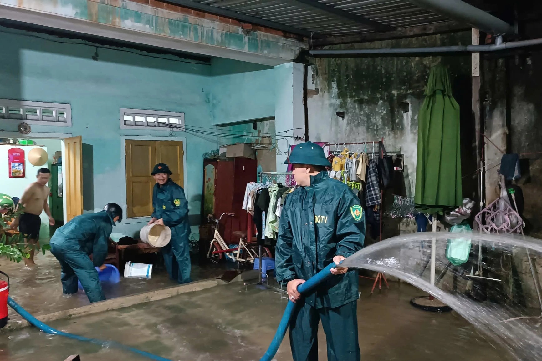 Cứu người đàn ông bị nước cuốn trôi gần 30m ở Đà Nẵng - 3