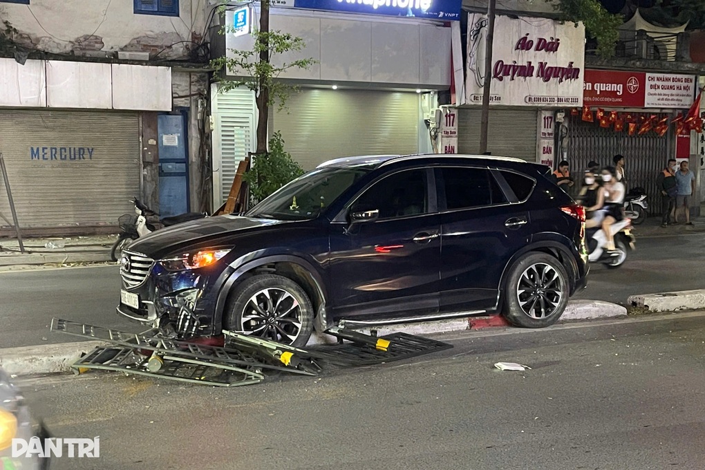 Nam tài xế lái ô tô tông đổ dải phân cách trên phố Hà Nội - 1 Nam tài xế lái ô tô tông đổ dải phân cách trên phố Hà Nội - 1