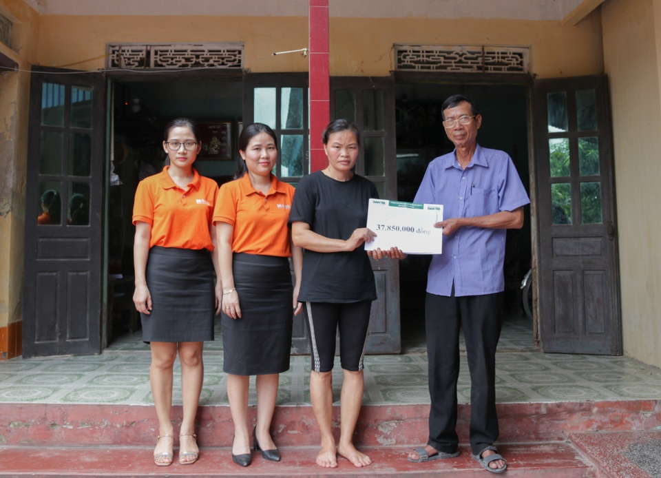 Báo Dân trí cùng Ngân hàng SHB trao sổ tiết kiệm giúp người phụ nữ ung thư - 1 Báo Dân trí cùng Ngân hàng SHB trao sổ tiết kiệm giúp người phụ nữ ung thư - 1