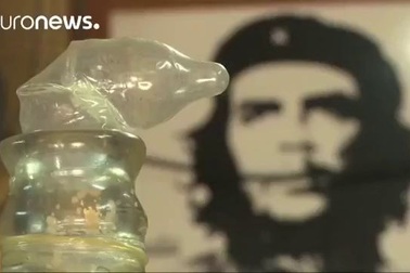 Tròn mắt xem người Cuba dùng bao cao su rất độc đáo