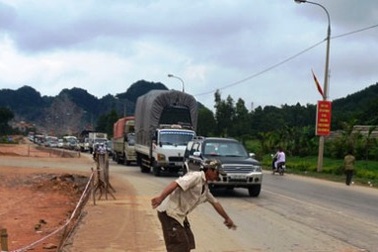 Xe tải cán chết 4 nữ sinh đèo nhau trên một chiếc Vespa