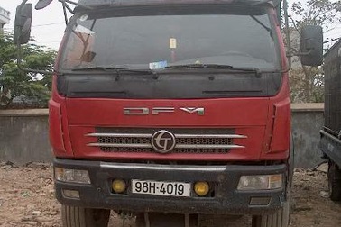 Bị kiểm tra, tài xế lao thẳng vào xe thanh tra giao thông