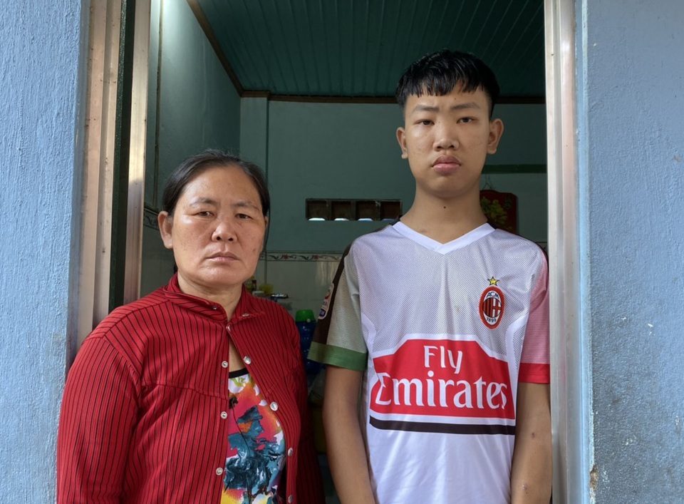 Nghẹn ngào cảnh bà ngoại lang thang đi ăn xin mong cứu đứa cháu hiếu thảo - 2 Nghẹn ngào cảnh bà ngoại lang thang đi ăn xin mong cứu đứa cháu hiếu thảo - 2