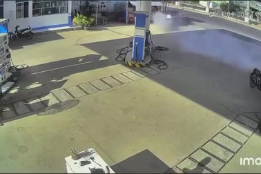 Ô tô "điên" gây náo loạn cây xăng, nghi do tài xế nhầm chân ga