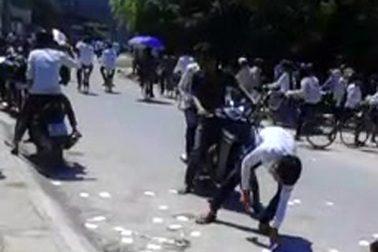 Làm rõ trách nhiệm việc thí sinh ném phao thi trắng cổng trường