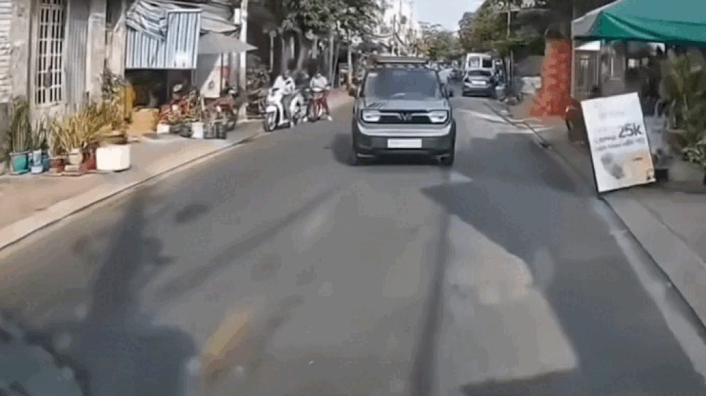 Tài xế bỏ ô tô giữa đường sau mâu thuẫn giao thông ở TPHCM - 1