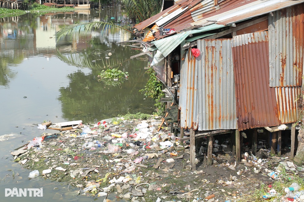 Sống khổ trên những tuyến kênh ô nhiễm ở TPHCM - 6