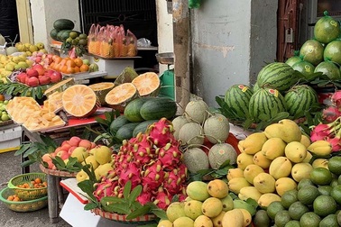 Trái cây mất giá nông dân muốn khóc, tiểu thương âm thầm ăn lãi đậm