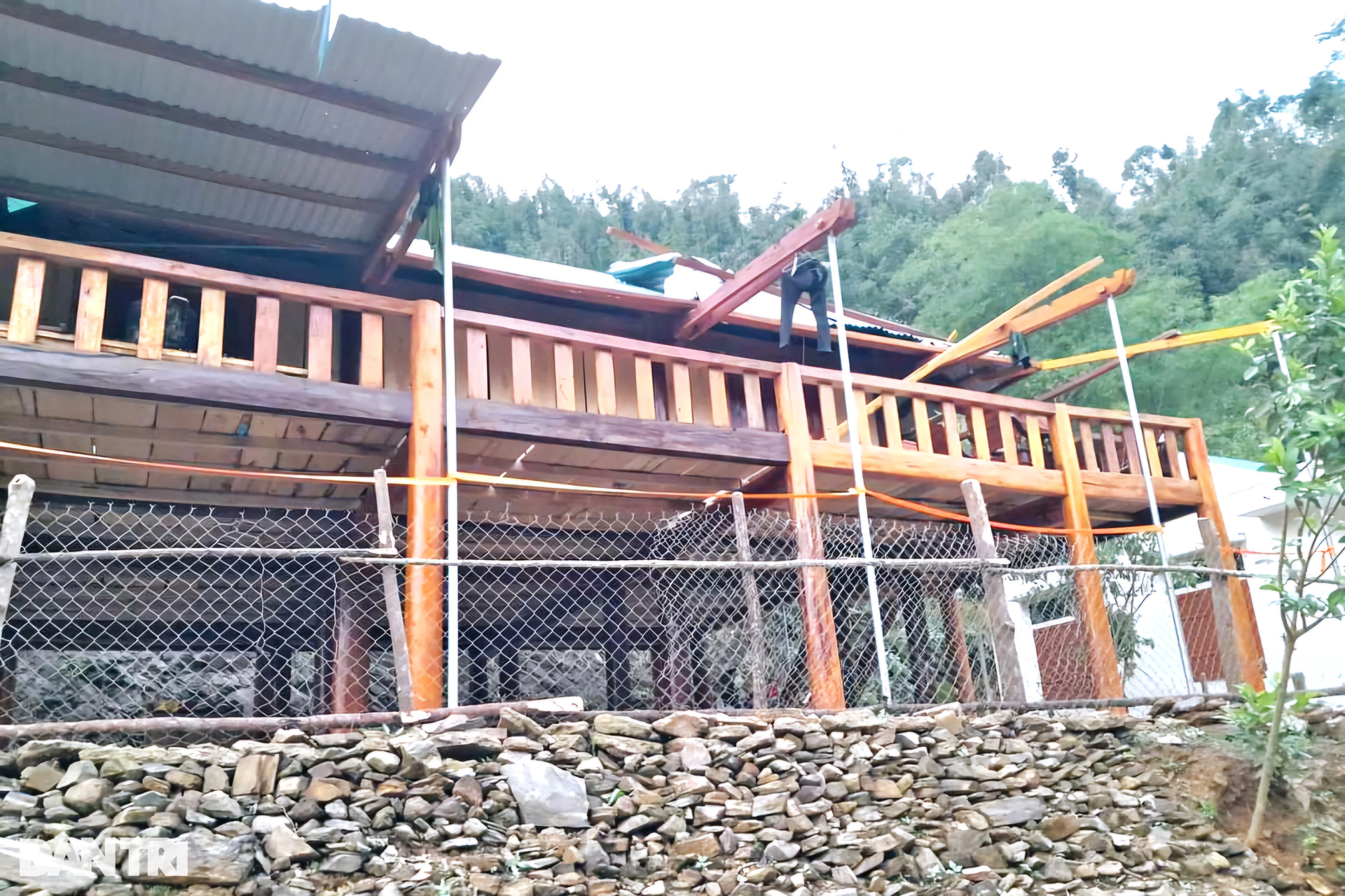 Lốc xoáy làm sập nhà, mái tôn bay lên cột điện ở huyện biên giới Nghệ An - 3 Lốc xoáy làm sập nhà, mái tôn bay lên cột điện ở huyện biên giới Nghệ An - 3