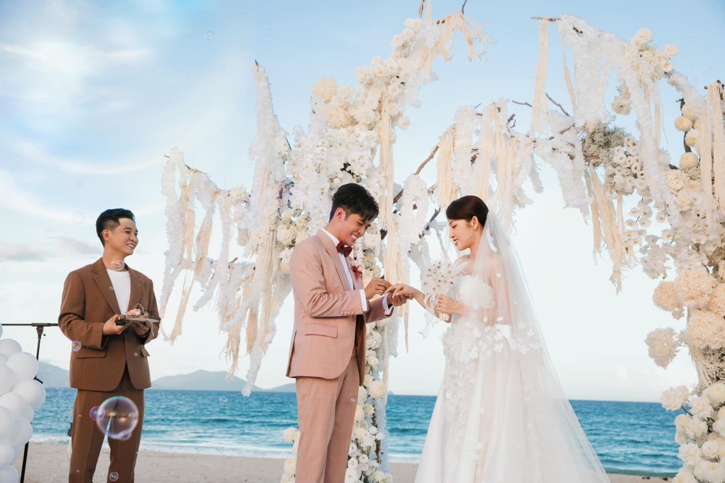 Puka diện váy cưới dáng ngắn được làm thủ công trong 200 giờ - 6 Puka diện váy cưới dáng ngắn được làm thủ công trong 200 giờ - 6
