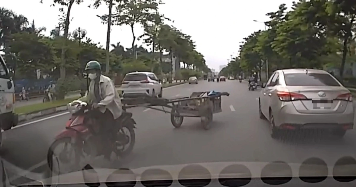 Xe kéo hồn nhiên đi ngược chiều trên đường phố Hà Nội, suýt lao vào ô tô