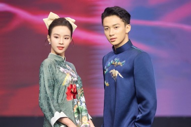 Diễn viên "Cách em 1 milimet" lần đầu mặc áo dài diễn thời trang