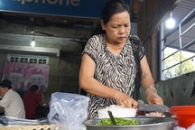 Quán cháo giò lạ lùng: Ngày bán 2 tiếng, khách xếp hàng chờ mua