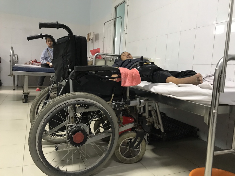 Xót xa cảnh mẹ già chăm con trai liệt nửa người - 1 Xót xa cảnh mẹ già chăm con trai liệt nửa người - 1