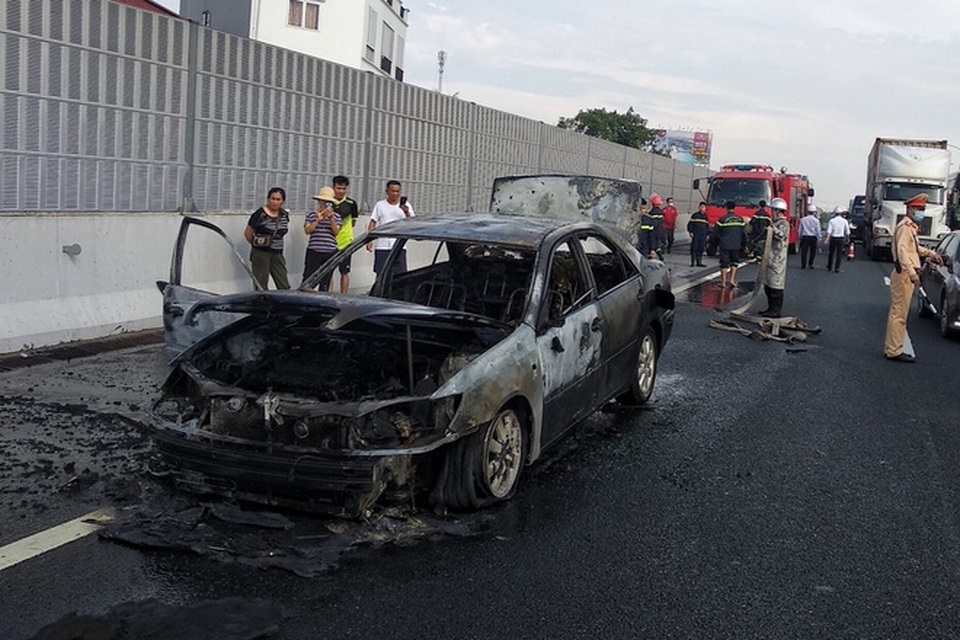 Hà Nội: Ô tô Camry cháy trơ khung trên cao tốc Pháp Vân - 1 Hà Nội: Ô tô Camry cháy trơ khung trên cao tốc Pháp Vân - 1