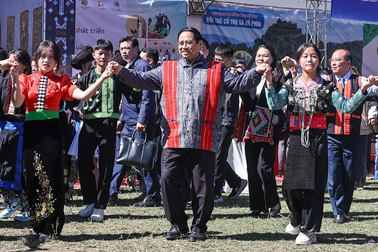 Thủ tướng nắm tay, nhảy cùng đồng bào dân tộc trong ngày hội Đại đoàn kết