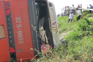 Xe khách gặp nạn, hàng chục hành khách nhập viện