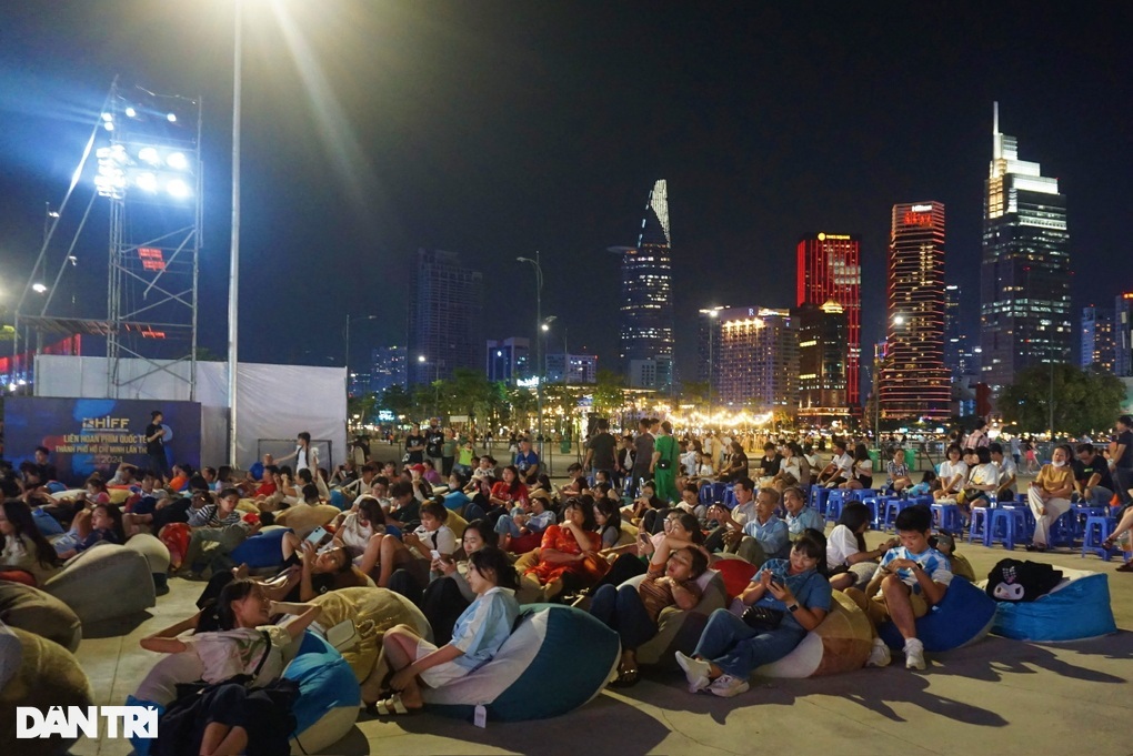 Khán giả có mặt tại Công viên bờ sông Sài Gòn để thưởng thức buổi chiếu phim ngoài trời (Ảnh: Mộc Khải).