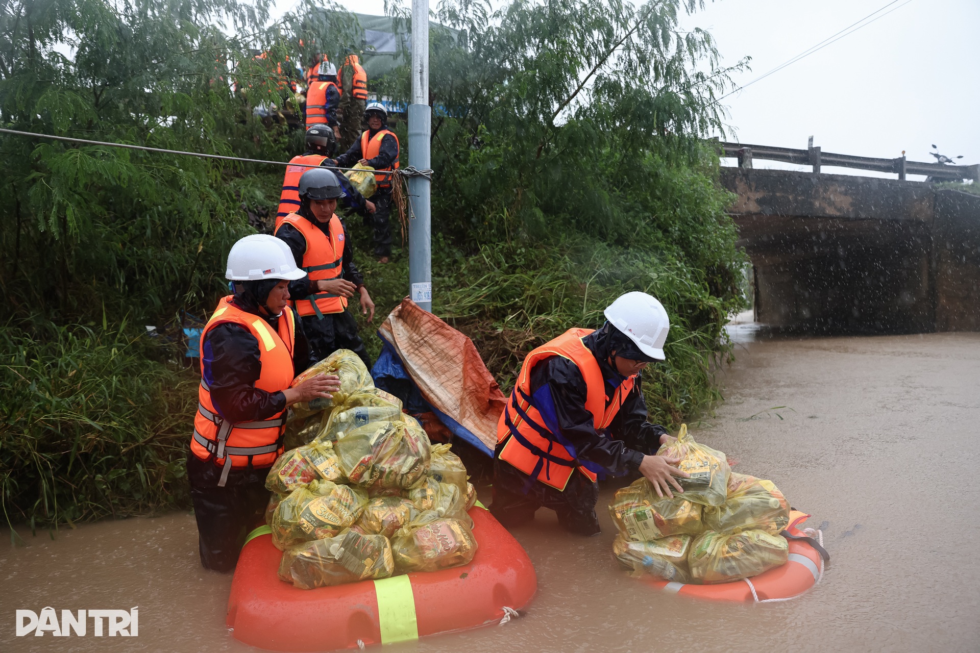 Mẹ già òa khóc khi nhận lương thực giữa biển nước cô lập suốt hai ngày - 4