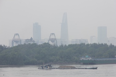 Sài Gòn chìm trong mù sương giữa trưa nắng gay gắt