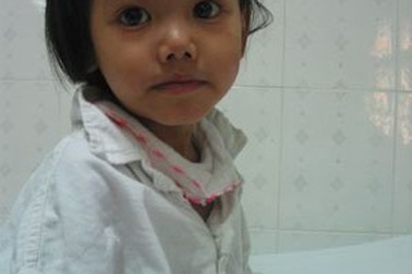 Bé Trang tạm thời ổn định sức khỏe sau ca phẫu thuật