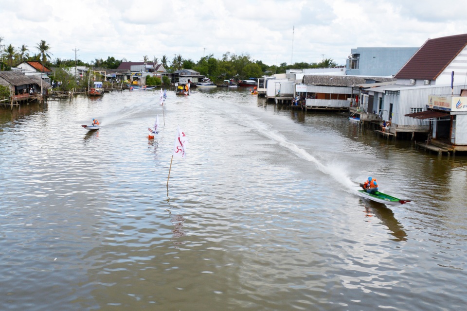 Dân sông nước Cà Mau đua lái vỏ lãi như bay trên nước - 2 Dân sông nước Cà Mau đua lái vỏ lãi như bay trên nước - 2