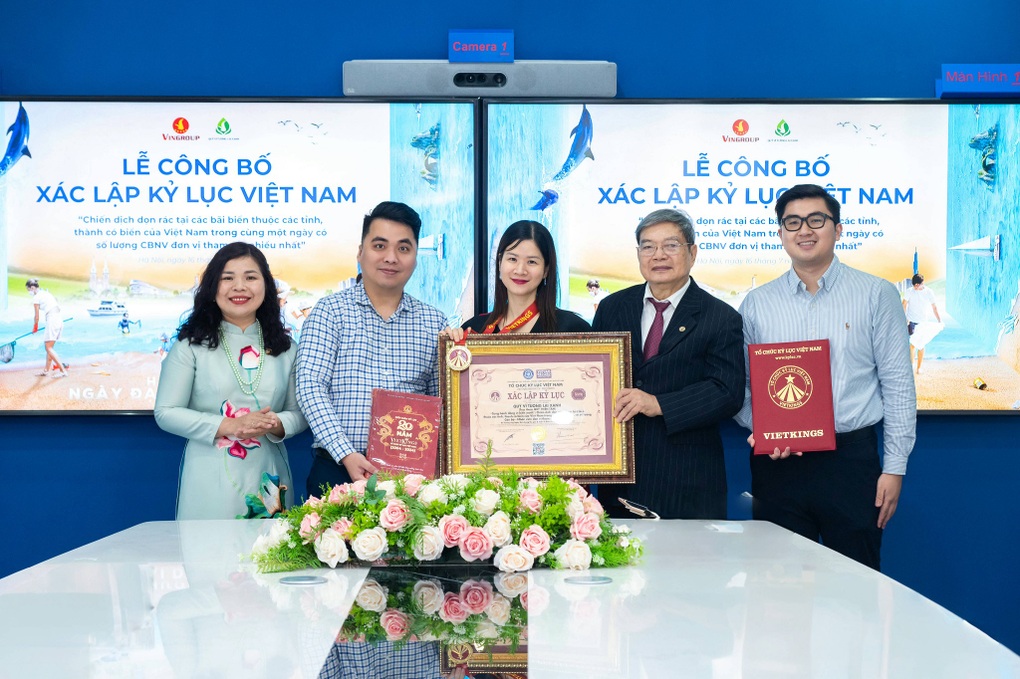 Chiến dịch dọn rác bãi biển của Vingroup xác lập kỷ lục Việt Nam - 1 Chiến dịch dọn rác bãi biển của Vingroup xác lập kỷ lục Việt Nam - 1