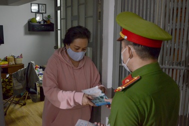 Công an gõ cửa từng nhà tuyên truyền chống dịch Covid-19