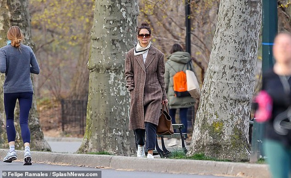 Katie Holmes cùng con gái dắt cún đi dạo - 5 Katie Holmes cùng con gái dắt cún đi dạo - 5