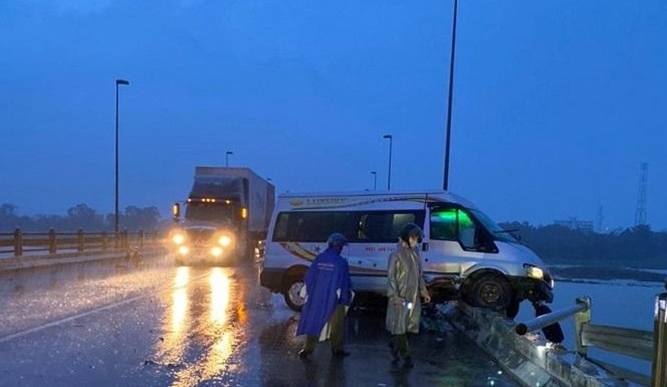 Xe khách vắt vẻo trên thành cầu sau tai nạn liên hoàn - 1 Xe khách vắt vẻo trên thành cầu sau tai nạn liên hoàn - 1