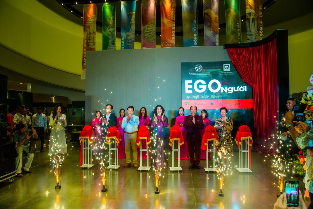Ấn tượng và độc đáo triển lãm Ego - Người của họa sĩ Ngô Xuân Bính - 1 Ấn tượng và độc đáo triển lãm Ego - Người của họa sĩ Ngô Xuân Bính - 1