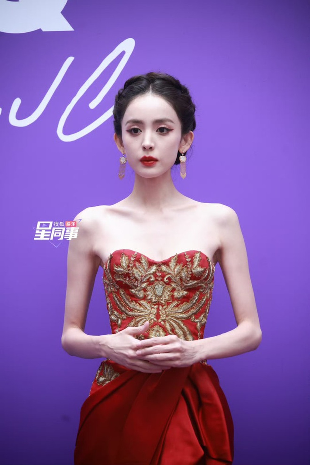 Cổ Lực Na Trát lộ dáng vóc như da bọc xương, fan lo lắng - 1 Cổ Lực Na Trát lộ dáng vóc như da bọc xương, fan lo lắng - 1