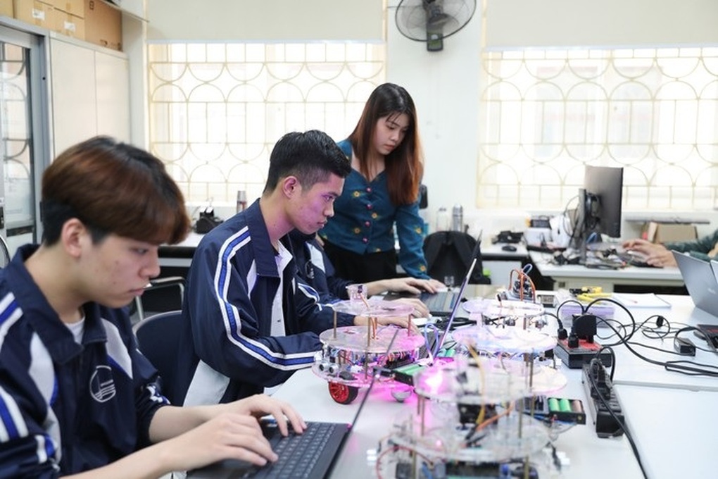 入学試験が厳しくなり、半導体マイクロチップを学ぶのに必要な数学のポイントはわずか8点 - 1 Siết đầu vào, 8 điểm toán mới được học ngành vi mạch bán dẫn - 1