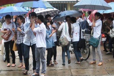 Thanh Hóa: Thí sinh, phụ huynh chạy... mưa sau buổi thi