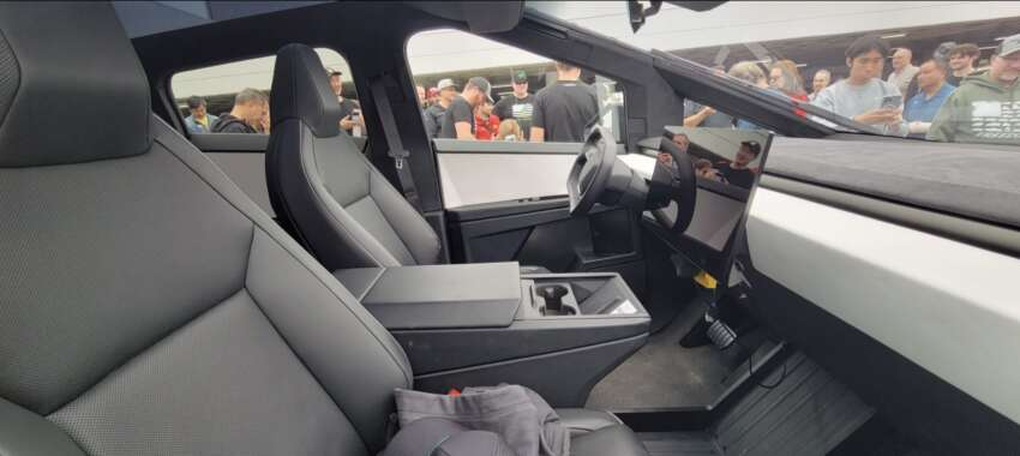 Xe bán tải điện Tesla Cybertruck lộ nội thất và cổng sạc ở vị trí độc lạ - 2 Xe bán tải điện Tesla Cybertruck lộ nội thất và cổng sạc ở vị trí độc lạ - 2