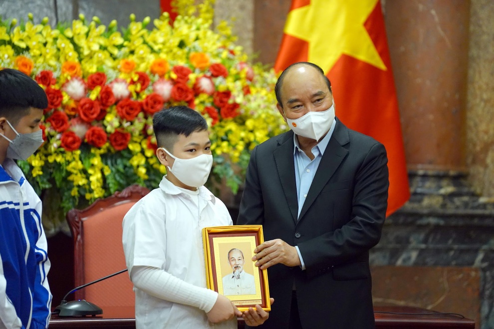 Tưởng niệm nạn nhân Covid-19: Vạn nỗi đau được xoa dịu từ tình người - 1 Tưởng niệm nạn nhân Covid-19: Vạn nỗi đau được xoa dịu từ tình người - 1