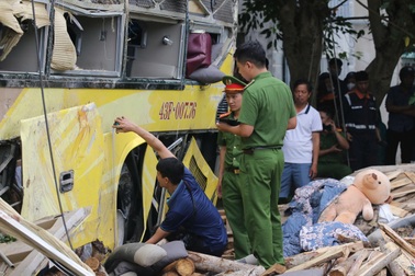 Vụ lật xe khách khiến 10 người tử vong: Khởi tố vụ án, tạm giữ tài xế